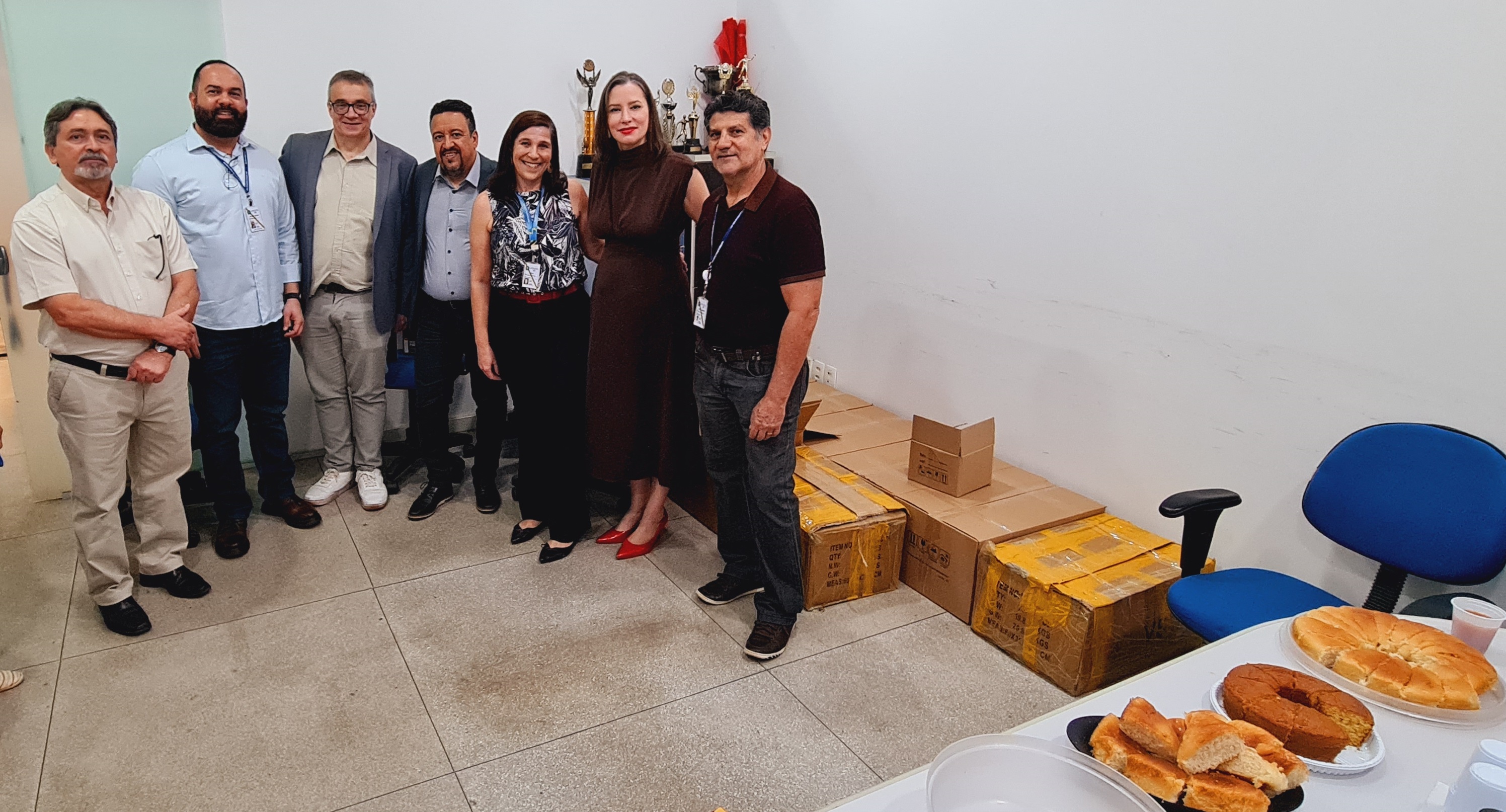 A presidente da ASCT, Ana Volpe, acompanhada dos ex-presidentes Domingos Sávio e Hideraldo Almeida, e do Diretor Sérgio Knorr e a suplente Sheila Miranda entregam os kits aos filiados.
